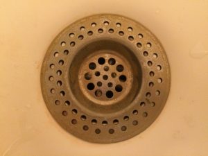 Unclogging a shower drain in Leiden
